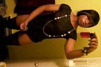 Một cô gái tuyệt vời đặt một máy phim xxx nhat rung trong âm hộ đầy đặn của cô ấy.