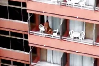 Một người đàn ông mặc đồ đen thủ dâm một cô gái bị ràng sex xxx nhat buộc.