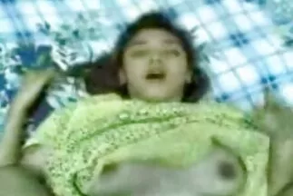 Trên chiếc ghế trắng sex game nhật như tuyết, cô ấy dùng ngón tay địt vào âm hộ