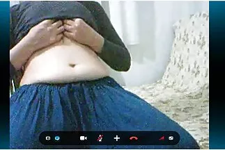 Một cô gái xinh đẹp khỏa thân đang mơn trớn trên sàn nhà. sex nhat ban xxx