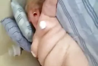 Cô gái tóc xxx sex nhat vàng nghịch ngợm rất thích âm hộ thủ dâm.