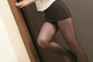 Những kẻ nghịch ngợm đã cởi đồ và đụ một con gà trong một cái xxx nhat ban lỗ đàn hồi.