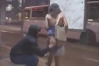 Hai bạn gái và bạn trai xxx mới nhất có quan hệ tình dục bẩn thỉu.