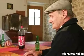 Bà nội trợ liều lĩnh dọn dẹp bằng lỗ trần xxxn nhat