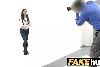 Cô gái bán khỏa thân kéo mình từ dương vật xlxx nhat giả trong âm hộ.