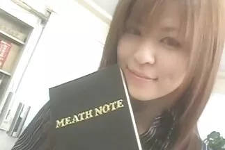 Một nhân viên ngân hàng đút xlxx nhật ngón tay vào mũ.