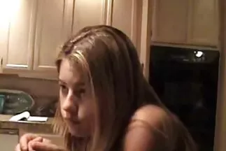 Người mẫu hàng đầu khỏa thân trên bãi biển và khoe thân hình hoàn hảo. phim xx nhat ban