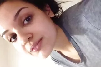 Hai cô gái tóc vàng đam mê thổi kèn cho một người đàn ông đầu xxx nhât ban trọc.