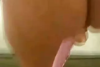 Một cô gái xxx nhật bản ko che trẻ chịch với hai con gà trống trong nhà.