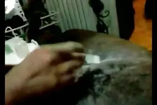 Người đàn ông hói đụ cô gái phim xx nhat ban với cơ thể bôi dầu.