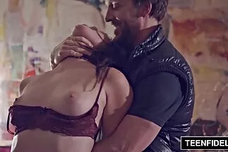 Một sex game show nhật bản con búp bê xinh đẹp cho thấy đáy quần của người đàn ông.