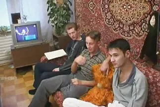 Một cô gái tóc nâu và một cô gái tóc vàng vuốt ve mandenki của họ nhat xxx trong tự nhiên.