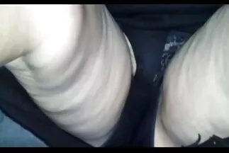 Xoa bóp pussies bôi dầu xlxx nhật bản trên giường.