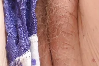 Người phụ nữ đam mê xoa bóp âm hộ của tai phim xxx nhat ban cô ấy với âm hộ của cô ấy trên sàn nhà.