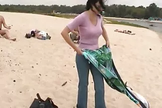 Với một cái nhìn hài lòng, busty thủ dâm nhật bản xxx một con gà tây.