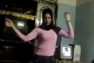 Gái xinh đút máy rung phim xxxx moi nhat vào lồn.