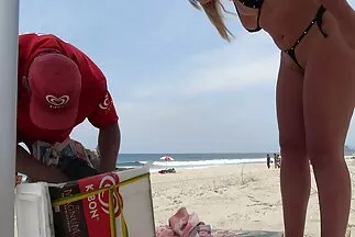 Con ngựa căng thẳng đưa dương xxx video nhật bản vật dày của mình vào âm hộ.