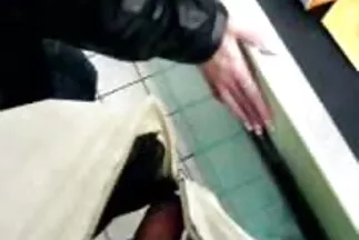 Búp bê gầy chịch người video xxx moi nhat đàn ông rám nắng trên đi văng.