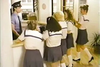 Cô gái, không chút xx video nhat ban bối rối, đội cho bạn mình một chiếc mũ lưỡi trai.