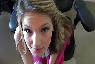 Những chú gà con nóng bỏng liếm trên chiếc ghế sofa trắng như tuyết. xxx gay nhat