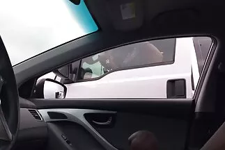 Trên chiếc ghế sofa màu đỏ, xxx nhật bản hay hai người phụ nữ đang liếm mũ của bạn mình cho bạn mình.