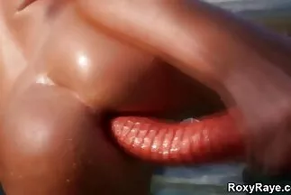 Người phụ nữ quyến xxx tokyo nhat ban rũ dùng ngón tay xoa cái lỗ.