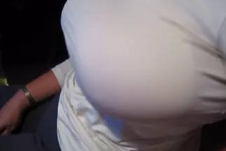 Một người phụ nữ sang trọng đặt một chiếc bánh dưới huấn xxx học sinh nhật bản luyện viên trong phòng tập thể dục.