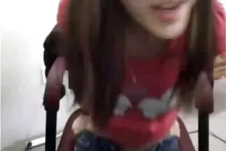 Cô ấy cởi chiếc quần bó màu đỏ của mình và dùng chiếc quần lót kéo xxx nhật bản âm hộ của cô ấy đến ngây ngất.