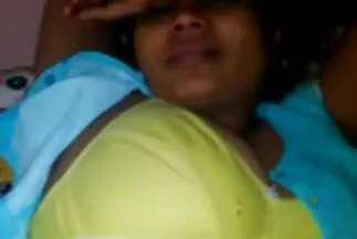 Trong một khu vườn xinh đẹp, một người phụ nhat ban xxx nữ trèo lên dương vật của một chàng trai.