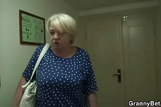 Một con gà gầy gò ngồi trên một dương vật cứng với phim xxx nhat ban hay âm hộ của cô ấy.