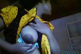 Cô gái bất thường cho thấy âm hộ đầy lông. xxx video nhat