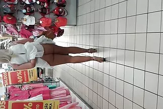 Cô chủ quán phục vụ khách bằng phim xxx moi nhat cái lồn của mình.