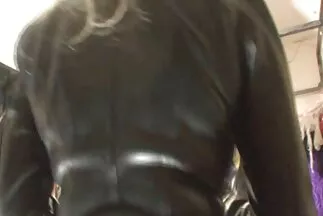 Chúng phun phim xxx nhật hay tinh trùng vào mắt bò cái tơ dưới áp lực mạnh