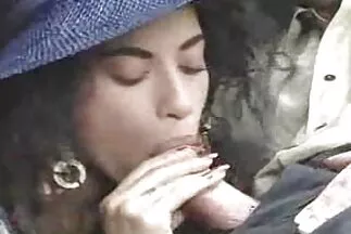 Hai người bạn trai đụ một người phụ nữ béo trong rừng trong âm hộ nhật bản xxx và miệng của cô ấy.