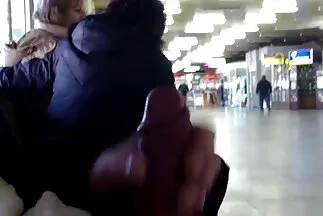 Một chàng trai vui vẻ cùng một lúc với một cô gái và một người bạn. xlxx nhật bản