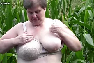 Skinny brunette làm phim nhật xx hài lòng hai chàng trai.