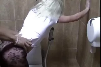 Người phụ nữ tóc đen có phim xxx nhật bản hai thành viên.