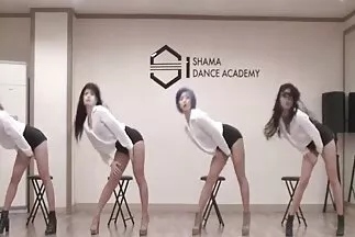 Bốn đại gia địt em gái xxx nhật bản không che cực phê với cả đám.