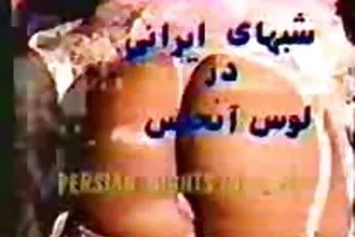 Một người đàn ông tóc hoa râm xxx gay nhat thâm nhập vào một con chó cái xoăn.