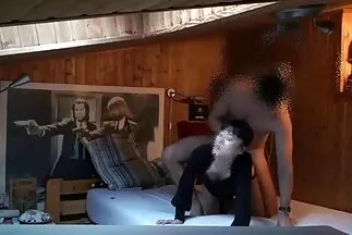 Cô gà video xxx moi nhat ngồi xuống giường và đội cho bạn trai một chiếc mũ lưỡi trai.