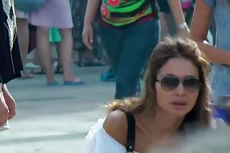 Một cô gái dễ thương màu đen được thay thế cho một người xxx hay nhat đàn ông trong ô tô.