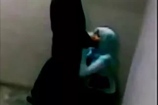 Anh ta nhét một cô gái vào quần lót và đụ mạnh xxx nhat ban mẽ.