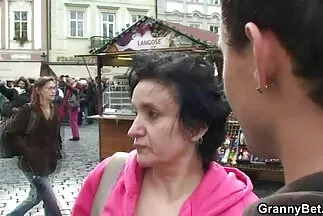 Người gái nhật xxx đẹp khỏa thân dịu dàng trên đường phố đắm chìm trong thú vui đồng tính nữ.