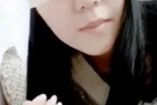 Một con bò cái tơ xxx mới nhất sơn màu đóng yên một dương vật giả màu đen.