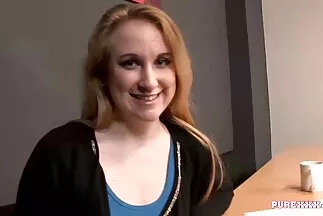 Một con điếm đơn giản xlxx nhật bản đặt mình dưới một cỗ máy tình dục.