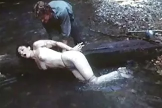 Một dương xxx videos nhat vật lớn được đưa vào một chú gà con bởi một quý ông.