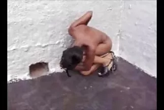 Một cô gái tóc vàng mọng nước đặt xxx mới nhất chiếc mũ của mình dưới một người đàn ông hói đầu.