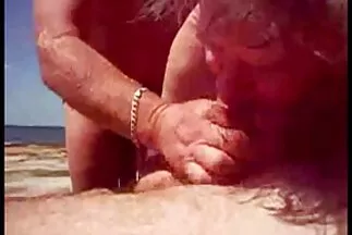 Một người đàn ông tự phụ tích cực sử dụng một cô gái với chiến xxx hay nhất lợi phẩm tốt.