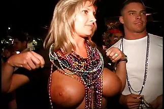 Cô ấy ngồi xuống bộ phận phim xxx nhat ban hay sinh dục của mình với chiếc bánh bao mềm mại của mình