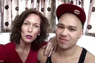 Vẻ đẹp đeo kính cảm thấy một con gà trống lớn trong âm hộ của cô ấy. sex xx nhật